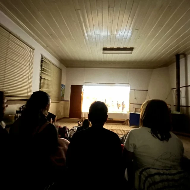 Cine d'aldeia 🎬🍿 

Ontem reforçamos o nosso compromisso com a cidadania global e com a nossa comunidade 😍
A estreia do Cine d'aldeia trouxe a comunidade à escola primária para uma reflexão conjunta sobre o poder do acreditar e das causas comuns ✨ 

Agradecemos a todos os presentes  e prometemos que estas ações se vão realizar com mais frequência em vários espaços da aldeia 😍

#RuralVoices2030 #EUDEARProgramme #CidadaniaGlobal #solo