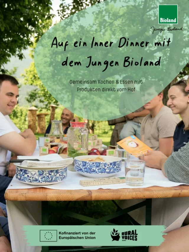 ✨ Inner Dinner – wenn gutes Essen uns verbindet ✨
Gemeinsam kochen, gemeinsam essen, gemeinsam ins Gespräch kommen: Das Inner Dinner vom Jungen Bioland zeigt, wie kraftvoll echte Begegnung sein kann. 🌿💬
Draußen auf jungen Bioland‑Höfen entstehen Räume, in denen junge Menschen bis 35 Jahre – mit und ohne landwirtschaftlichen Hintergrund – zusammenkommen, um Lebensmittel direkt vom Hof zu verarbeiten. Dabei geht’s nicht nur um leckeres Essen (auch wenn das definitiv dazugehört 😋), sondern vor allem um Austausch, Einblicke in die landwirtschaftliche Produktion und die Frage, welchen Bezug wir eigentlich selbst zu Lebensmitteln, deren Verarbeitung und Boden haben.

Dieses Projekt macht Landwirtschaft nahbar – ohne Filter, ohne Komplexität wegzulassen. Die Teilnehmer*innen spüren, wie viel Arbeit, Wissen und Leidenschaft in jedem Produkt steckt, das am Ende auf dem Tisch landet. Und wie wertvoll es ist, wenn wir uns wieder bewusster mit unserem Essen verbinden. 🌾💚
📍 Save the Dates 2026:
✨ Schleswig-Holstein – 28. März Biolandhof Jantzen
✨ Bayern – 3. Mai Grüne Schmiede
✨ Nordrhein-Westfalen – 20. Juni Gärtnerei Ulenburg
Alle Events sind offen für junge Menschen unter 35 – egal ob du vom Hof kommst oder einfach neugierig bist: Geh hin, koch mit, hör zu, komm ins Gespräch. Es lohnt sich. ✨
#RuralVoices2030 #euDEARprogramme

Disclaimer: Dieses Projekt wird von der Europäischen Union kofinanziert. Der Inhalt liegt in der alleinigen Verantwortung des Projekts „Rural Voices 2030. Engaging young rural European citizens in a gender responsive approach to soil protection” und spiegelt nicht unbedingt die Ansichten der Europäischen Union wider.

#derZukunftdenHofmachen #jungesbioland #biologisch