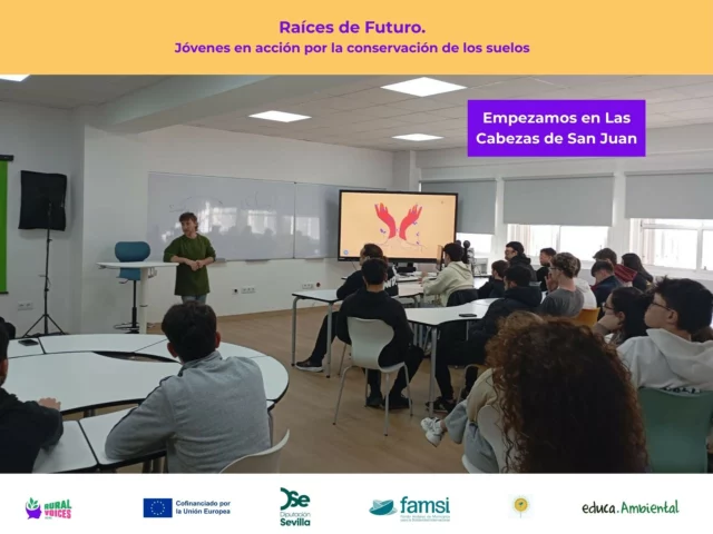 ¿Te has parado a pensar en todo lo que nos aporta el suelo bajo nuestros pies?

El alumnado de las Cabezas de San Juan ya ha iniciado su participación en Raíces de Futuro, sumándose al compromiso de cuidar y conservar nuestros suelos desde su municipio.

A lo largo de estas primeras sesiones, han descubierto el papel fundamental que desempeñan los suelos, los principales riesgos que los amenazan y las acciones que están en nuestra mano para protegerlos.

También hemos reflexionado sobre la relación entre sostenibilidad ambiental y equidad social, poniendo el foco en la igualdad de género.

Aprender para actuar… ¡ya estamos en marcha!

Seguimos avanzando con ilusión hacia la próxima sesión.

La juventud vuelve a demostrar que el cambio real nace desde la base: desde la tierra y desde las aulas.

#ruralvoices2030 #programaeudear #mujeres #suelo #biodiversidad #juventudenacción #lascabezasdesanjuan #iesdelgadobrackenbury