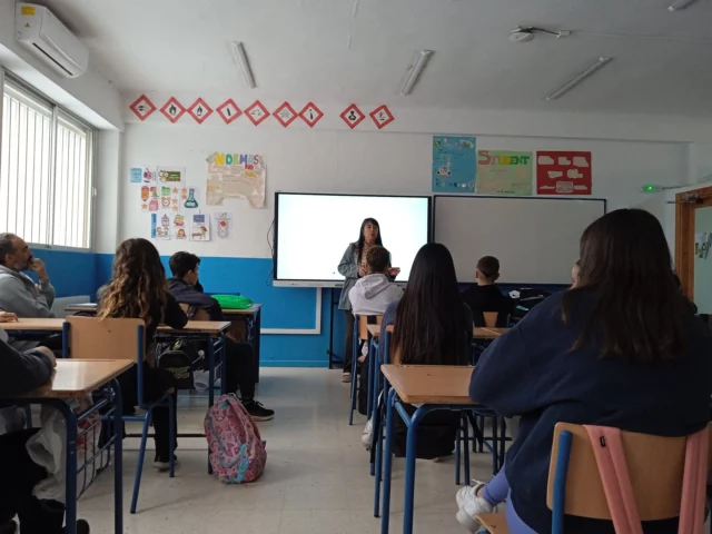 “RAICES DE FUTURO. JÓVENES EN ACCIÓN POR LA CONSERVACIÓN DE LOS SUELOS”

✅ Un proyecto financiado por el Fondo Andaluz de Municipios por la Solidaridad Internacional (FAMSI), enmarcado dentro del proyecto europeo “Rural Voices 2030” para involucrar a la juventud europea del medio rural en la protección del suelo y de la tierra.

✅ Oleand Manzanilla Olive participa en dicho proyecto que organiza “Educa Punto Ambiental”, donde pudimos participar en una charla de concienciación en el I.E.S. Federico García Lorca, impartida por nuestra consejera Mª José Limones Orellana.

#raicesdefuturo #ruralvoices2030 #jovenes #rural #oleand #manzanillaolive