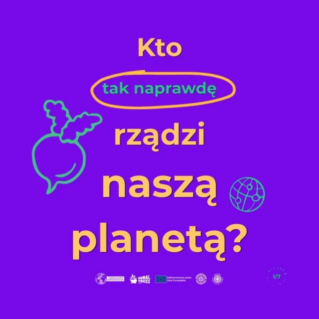 ❓ Kto tak naprawdę rządzi naszą planetą?

Na pierwszy rzut oka trudno postawić na rośliny.
Nie biegają, nie polują, nie hałasują. Po prostu... rosną. 🌿

Jednak to właśnie one od setek milionów lat wykonują kawał roboty. 💪
Przechwytują energię słońca, budują glebę, zatrzymują wodę, dają schronienie zwierzętom i sprawiają, że życie w ogóle istnieje. 🧬

📢 W przeciwieństwie do nas, rośliny nie mogą uciec, gdy warunki im nie odpowiadają. Muszą przystosować się do miejsca, w którym się znajdują, przetrwać i wydać plon. 

Nie robią tego przypadkiem. Potrafią wpływać na swoje otoczenie, współpracować z sąsiadami, a czasem całkiem skutecznie powiedzieć innym roślinom: „tu już jest zajęte” ❗️ 

👩‍🌾 Ogród to znacznie więcej niż grządki i rabaty. To żywy ekosystem, w którym pod powierzchnią gleby dzieje się znacznie więcej, niż jesteśmy w stanie dostrzec podczas zwykłego spaceru. 
Rozmowy, sojusze, negocjacje - słowem allelopatia.

👉 W karuzeli pokazujemy kilka roślinnych strategii, które natura dopracowywała przez miliony lat.

Zachęcamy do zbadania świata podziemnych rozmowó, dobrego sąsiedztwa i szukania odpowiedzi na pytanie dlaczego czasem najlepszym ogrodnikiem okazuje się... sama przyroda.

I zamiast uczyć naturę, jak działać, warto od czasu do czasu pozwolić jej opowiedzieć, jak robi to od bardzo, bardzo dawna. 🌍

 #RuralVoices2030 #euDEARprogramme #RV2030 #folkowisko #kroplaw #RuralVoices2030 #euDEARprogramme #RV2030 #folkowisko #kroplawglebie
 #gleba #przyroda #ekologia #ziemiazyje #obiegmaterii #bioróżnorodność  #bliskonatury kupujodpowiedzialnie