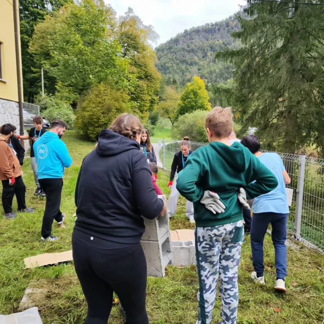Ne izgubimo tal pod nogami / Pot živih tal
V Čepovanki v okviru evropskega projekta Rural Voices 2030 nadaljujemo z ustvarjanjem učnega prostora za spoznavanje živih tal.
Po pripravi kompostnika smo se lotili izdelave visoke grede za trajnice. Tako bomo spoznavali, kako so rastline, organska snov in zdrava tla povezani ter kako lahko z majhnimi koraki skrbimo za rodovitnost tal.
Korak za korakom nastaja prostor za učenje, opazovanje in raziskovanje naravnih procesov. 
#RuralVoices2030 #soilhealth #youthaction #šolskiekovrt #schoolgarden