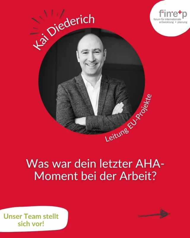 Teamvorstellung: Kai Diederich🌱

Seit 2015 arbeitet Kai im finep-Team. 
Als Bereichsleiter koordiniert er unser Projektteam, begleitet EU-Projekte und entwickelt gemeinsam mit dem Team neue Ideen für die Bildungsarbeit. Dabei dreht sich vieles um globale Gerechtigkeit, Nachhaltigkeit und die Frage, wie wir Menschen für diese Themen begeistern können.

Seine Schwerpunkte:
-Gesamtverantwortung für den Bereich entwicklungspolitische Inlandsarbeit und Umwelt
-Strategische Weiterentwicklung des Bereichs drittmittelfinanzierter Projekte
-Leitung des Projekteteams
-Leitung der EU Projekte
-Beratung von Multiplikator*innen in der Bildungsarbeit

Ob bei der Entwicklung neuer Projekte, der Zusammenarbeit mit internationalen Partnerorganisationen oder bei Trainings für Multiplikator*innen. Kai bringt jede Menge Erfahrung und neue Perspektiven ein!

Schön, dass du bei uns bist, Kai! 💚

 #bodenschutz #globaleslernen #RuralVoices2030 #euDEARprogramme