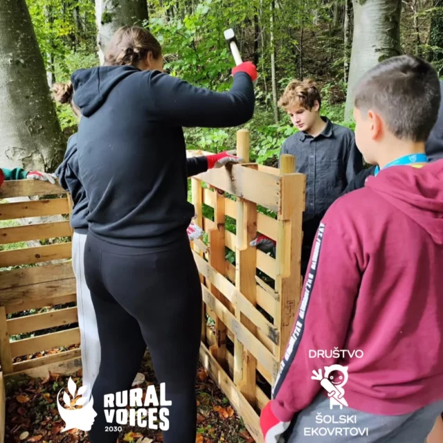 Mladi so pri hiši Čepovanki, ki jo upravlja Mladinski center Nova Gorica, ustvarili temelje za nove dejavnosti in ob tem spoznavali pomen zdravih tal. Postavili so kompostnik in dvignjeno gredo in se ob tem izognili uporabi plastike 👍🌱. 

#ruralvoices2030 #soilhealth #youthaction